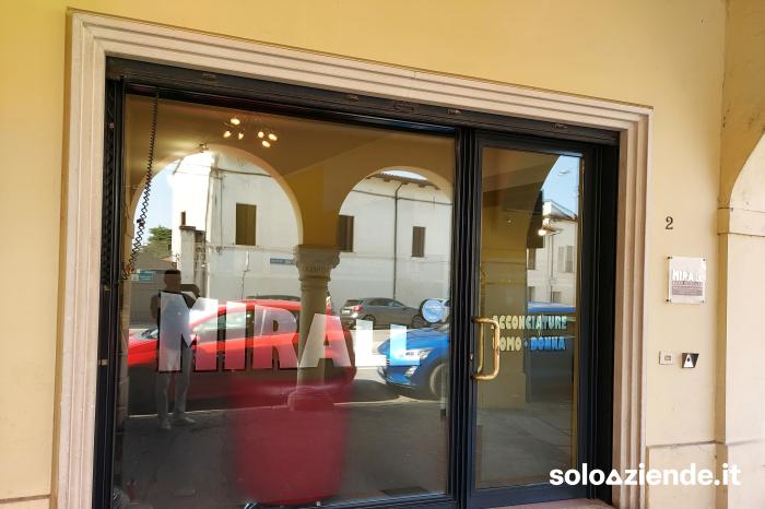 Vendita Commercio al dettaglio non alimentare CEDESI ATTIVITA'ACCONCIATURE MASCHILE E FEMMINILE  a Vicenza (VI)