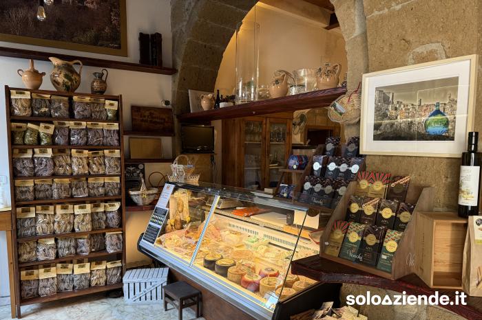 Vendita Ristoranti VENDESI ENOTECA E BOTTEGA DI PRODOTTI TIPICI  a Sorano (GR)
