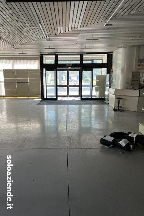 Affitto Locali commerciali e artigianali AFFITTASI AMPIO IMMOBILE COMMERCIALE a Pesaro (PU)