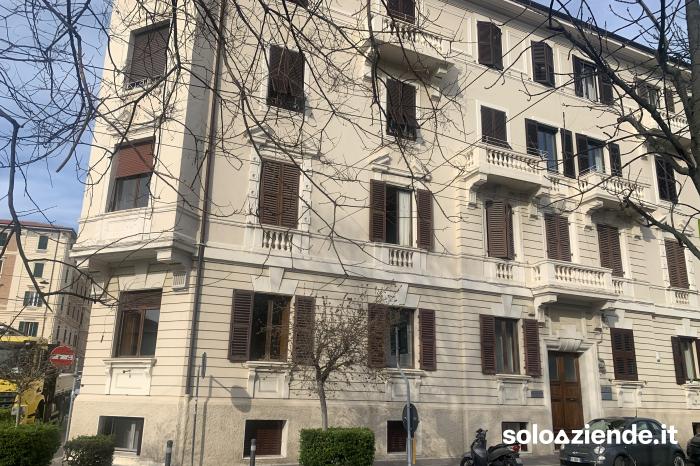 Affitto Immobili uso ufficio - ambulatorio LOCALE COMMERCIALE IN PALAZZO D'EPOCA a Ancona (AN)