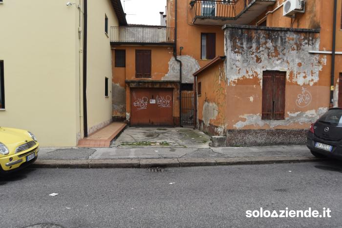 Vendita Locali commerciali e artigianali NEGOZIO SEMICENTRALE A VICENZA a Vicenza (VI)