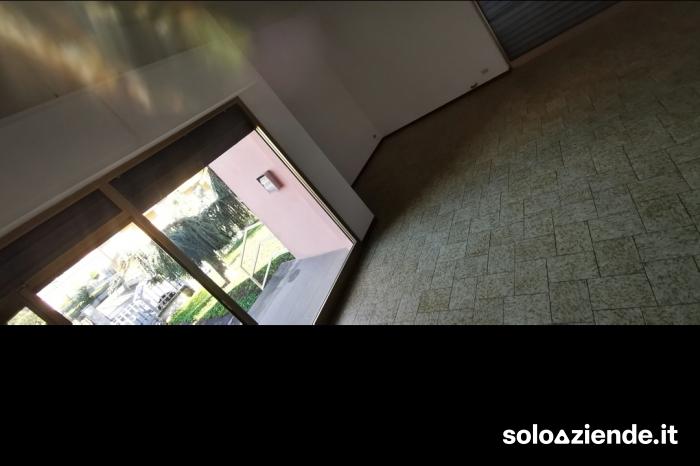 Vendita Immobili uso ufficio - ambulatorio LOCALE COMMERCIALE DI 78MQ CON MAGAZZINO/DEPOSITO  a San Giorgio Piacentino (PC)
