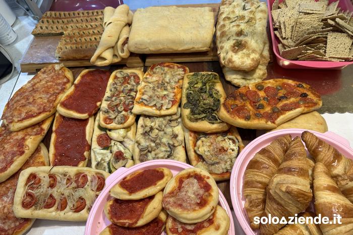 Vendita Commercio al dettaglio solo alimentare SPLENDIDA RIVENDITA PANETTERIA PASTICCERIA PIZZERI a Bologna (BO)