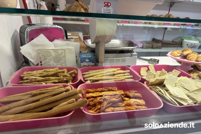 Vendita Commercio al dettaglio solo alimentare SPLENDIDA RIVENDITA PANETTERIA PASTICCERIA PIZZERI a Bologna (BO)