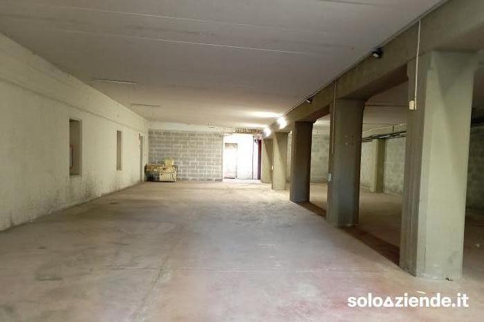 Vendita Fabbricati industriali - Capannoni MAGAZZINO 1080 MQ ADIACENTE VIA NETTUNENSE  a Ariccia (RM)